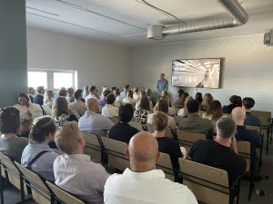 En man presenterar för ett fullsatt rum
