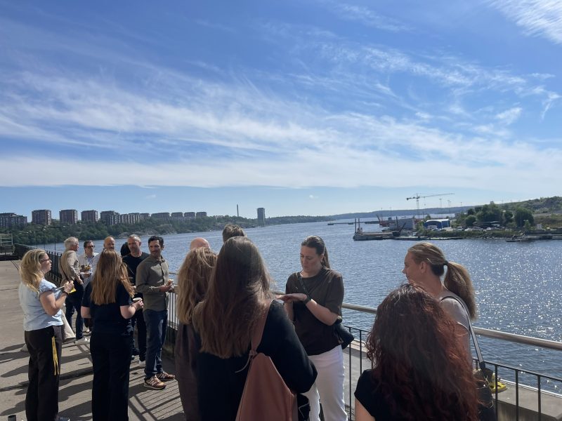 Deltagare på Klimatarenan fikar på ÅBC:s balkong med havsutsikt