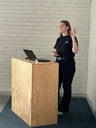 En ung kvinna håller en presentation