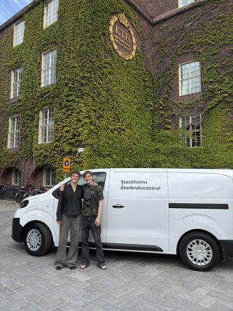 Två unga män står framför ÅBC:s skåpbil som står parkerad framför KTH.