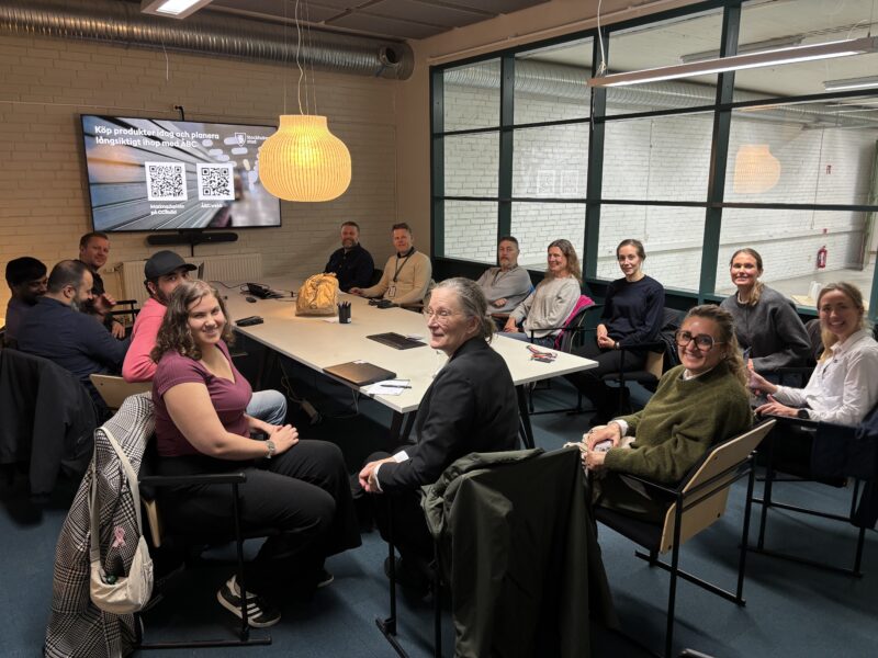 En grupp personer i ett mötesrum